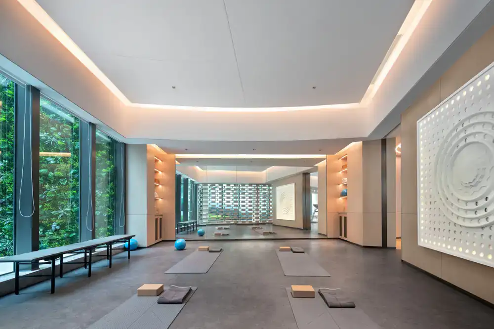 Interior sereno y minimalista del estudio de yoga