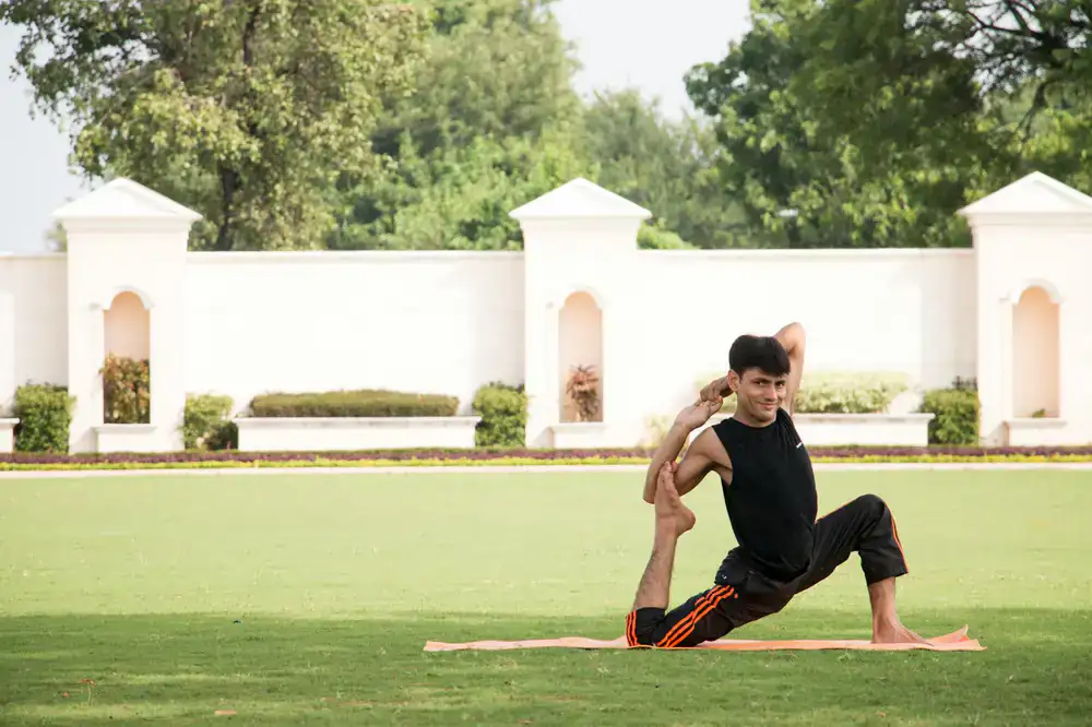 Estudiante practicando Hatha Yoga