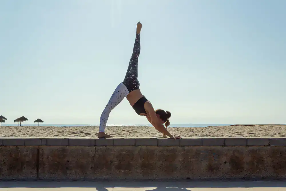 Grupo en clase de Vinyasa flow