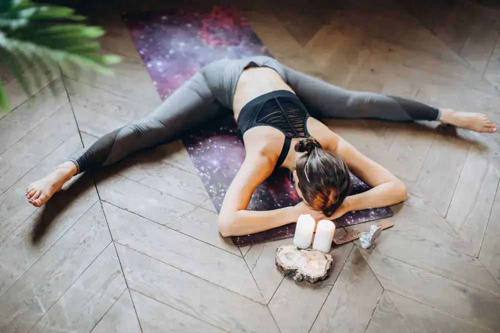 Persona relajada en postura de Yin Yoga